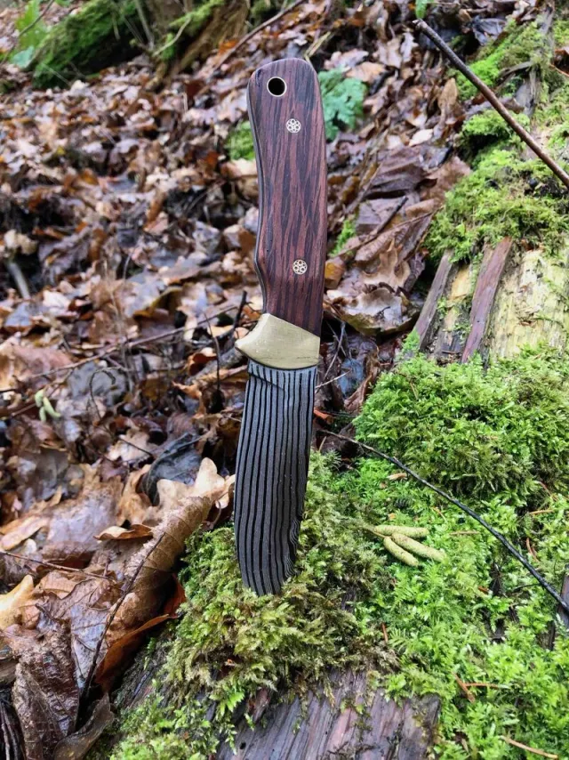 Jagdmesser mit groben Lagendamast