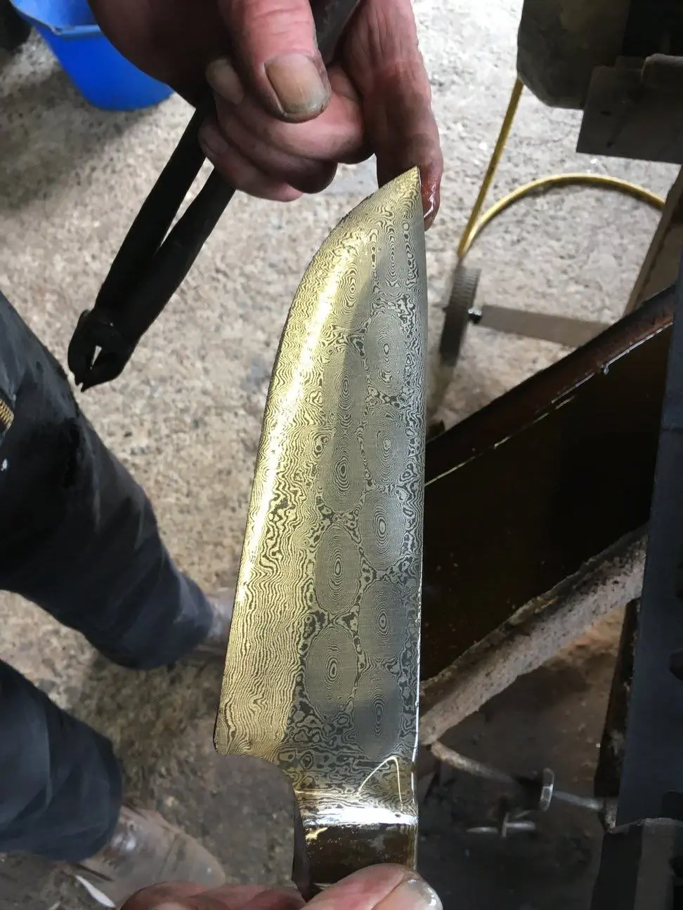 Klinge mit Rosendamast Muster